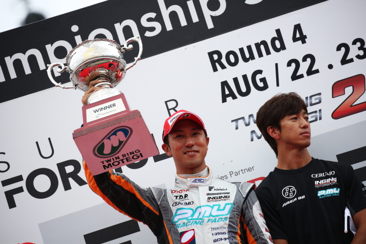 表彰式: 優勝した石浦宏明とチーム監督の立川祐路（P.MU/CERUMO・INGING）