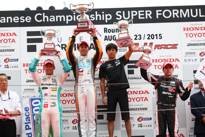 表彰式: 優勝・石浦宏明（中左）、2位・中嶋一貴（左）、3位・ジョアオ・パオロ・デ・オリベイラ（右）、優勝監督・立川祐路（中右）