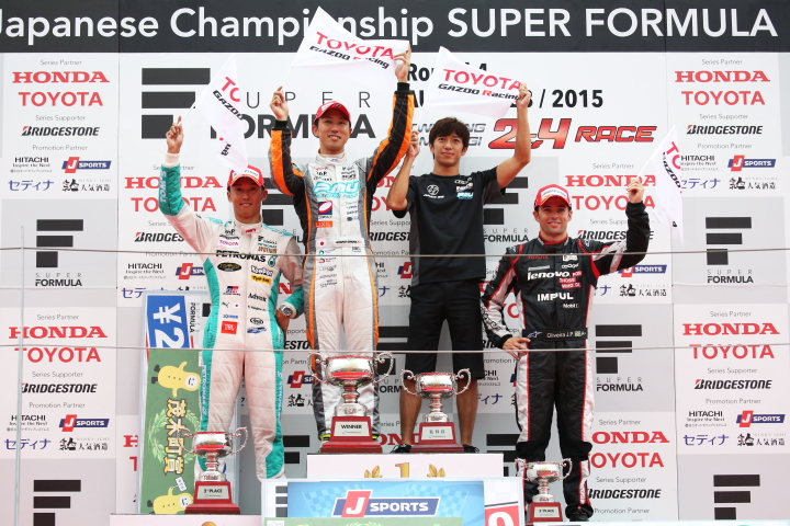 表彰式: 優勝・石浦宏明（中左）、2位・中嶋一貴（左）、3位・ジョアオ・パオロ・デ・オリベイラ（右）、優勝監督・立川祐路（中右）