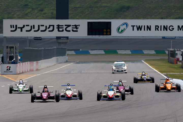 決勝第1ヒート: 6周の第1ヒートがスタートした