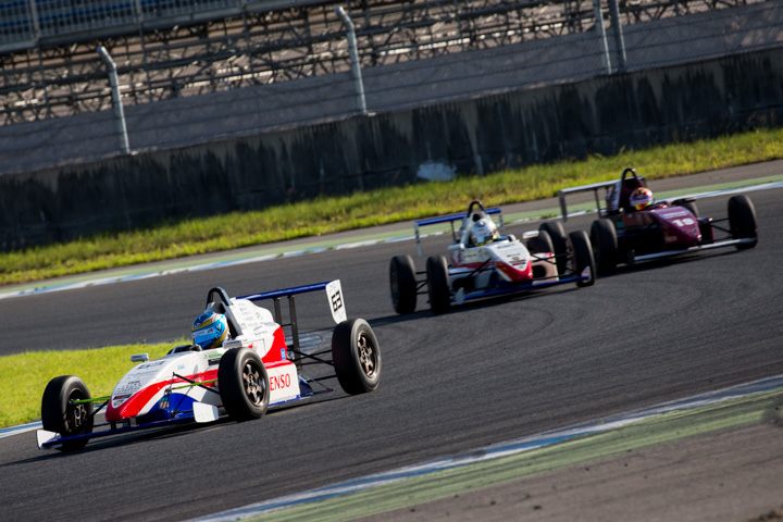 決勝第2ヒート: 川合孝汰（ル・ボーセフォーミュラアカデミーPFC）と徳升広平（ZAP SPEED 10VED）の2位争い