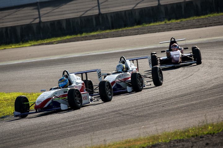 決勝第2ヒート: 武村和希（ル・ボーセフォーミュラアカデミーPFC）と川合孝汰（同）のトップ争い