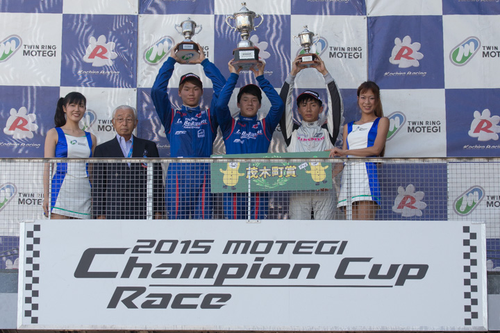 決勝第2ヒート表彰式: 優勝・川合考汰、2位武村和希、3位徳升広平