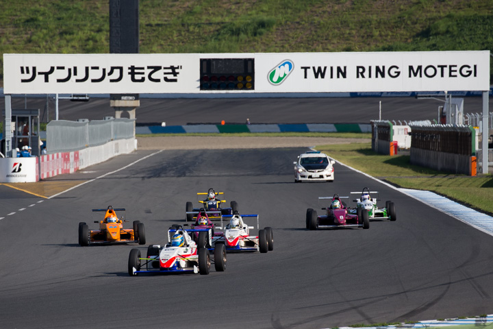 決勝第2ヒート: 10周のレースがスタートした