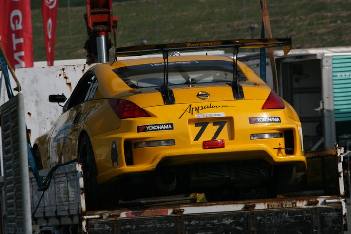 フリー走行2回目: 回収される停止車両