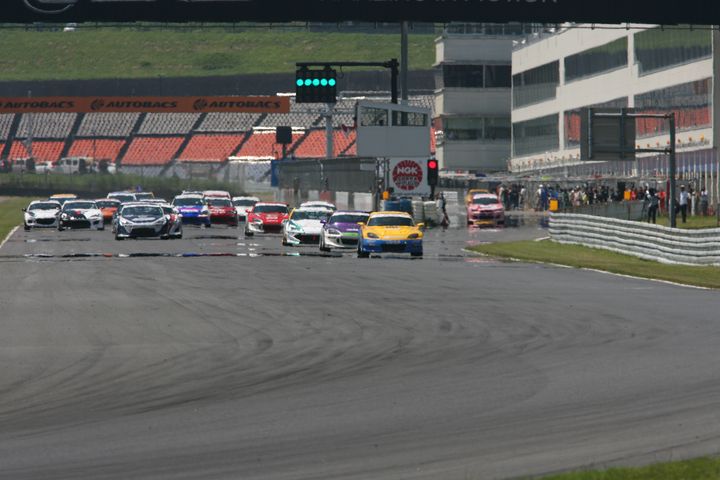 3時間の決勝レースがスタートした（グループ2）