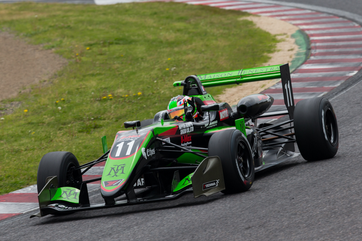 手を上げてウィニングラップはサッシャ・フェネストラス（B-Max Racing with motopark F3）
