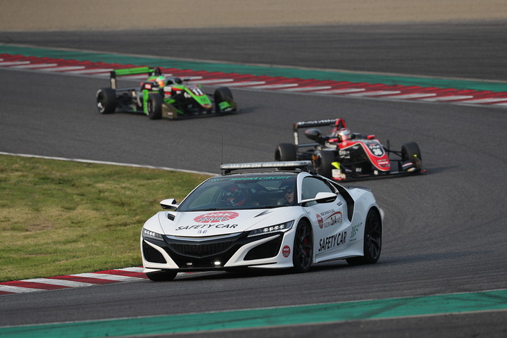 レースは開始早々からセーフティーカーが導入された