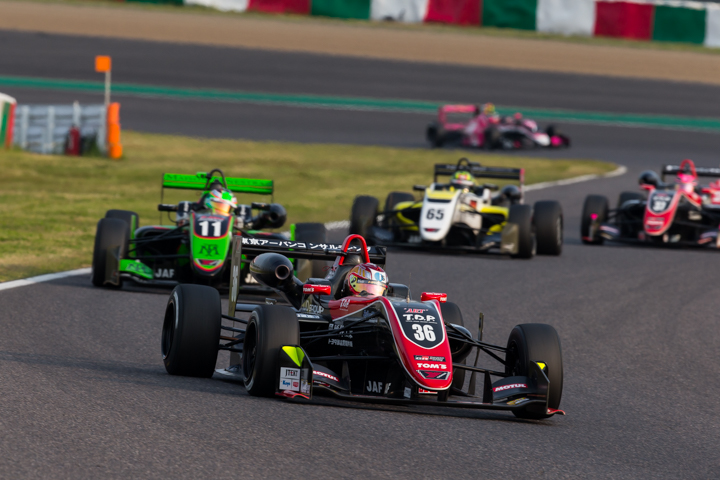 スタート直後、S字に差し掛かる先頭集団