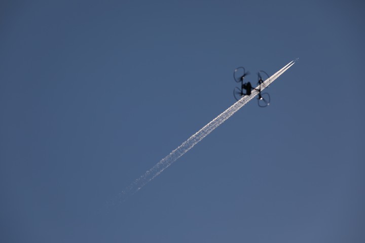 公式練習: 飛行機雲を横切るドローン