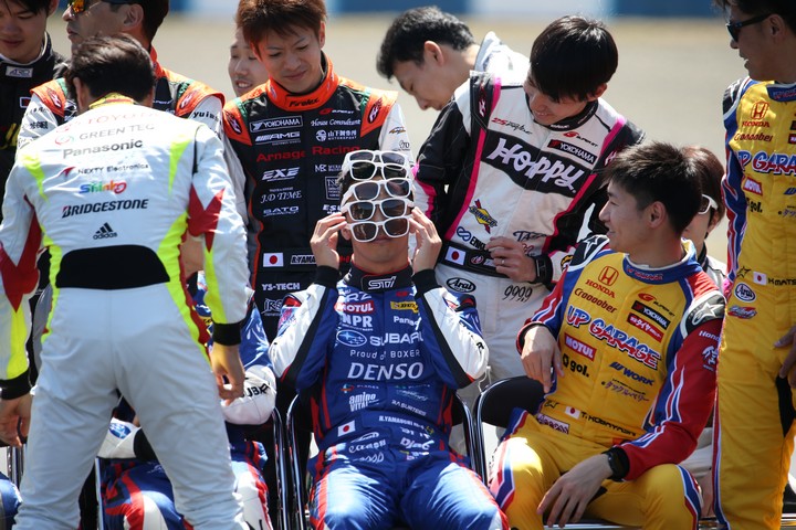 集合写真: いじられる山内英輝（R&D SPORT）