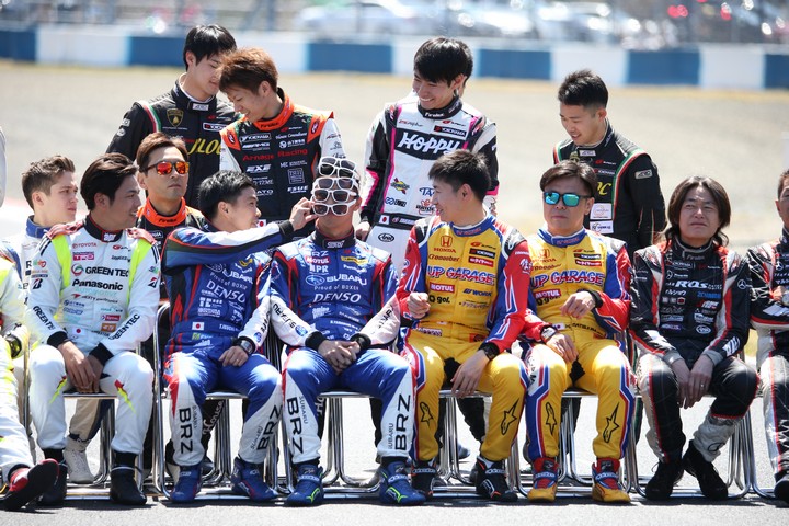 集合写真: いじられる山内英輝（R&D SPORT）