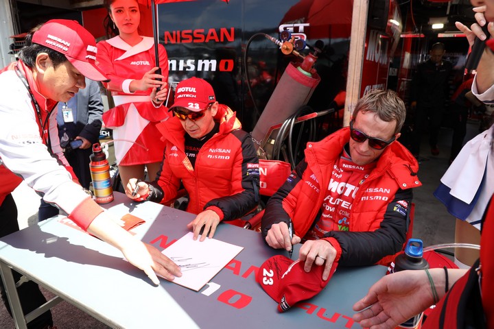 ピットウォーク: 松田次生とロニー・クインタレッリ（NISMO）