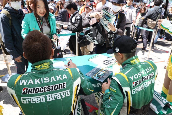 ピットウォーク: 脇坂薫一と吉田広樹（埼玉トヨペット Green Brave）