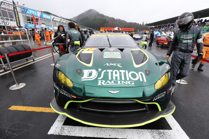 スタート進行: グリッドに着いたD'station Vantage GT3（D'station Racing AMR）