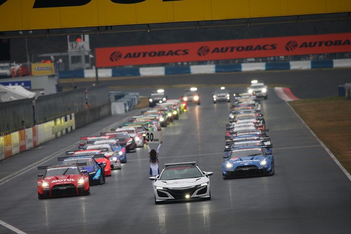 決勝レース: セーフティーカー先導でのスタートとなった