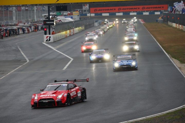 決勝レース: セーフティーカー先導でレースが始まった