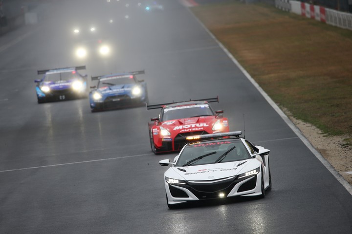 決勝レース: 隊列を引っ張るセーフティーカー