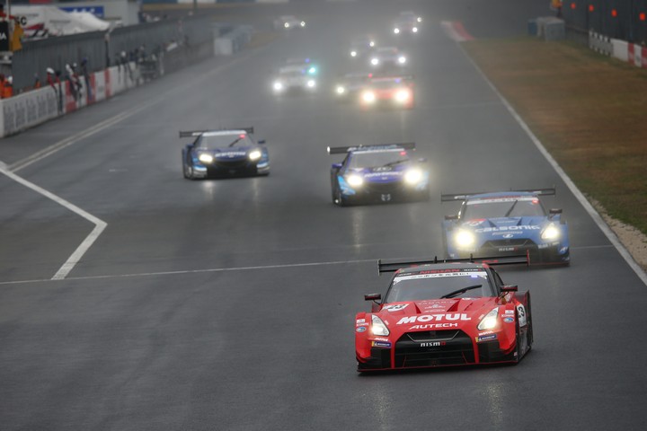 決勝レース: GT500クラスからスタートが切られた