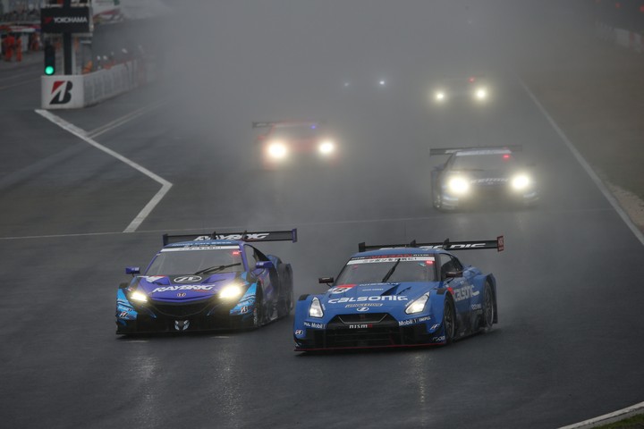 決勝レース: 山本尚貴と佐々木大樹の争い