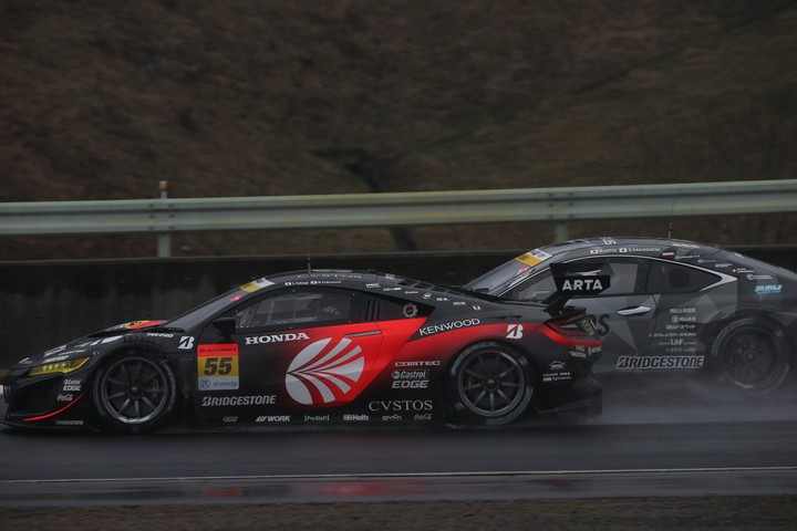 決勝レース: 高木真一と新田守男のGT300クラストップ争い