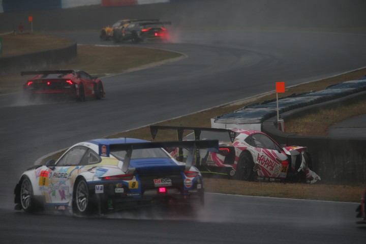 決勝レース: 開始早々にクラッシュした佐藤公哉（HOPPY 86 MC）