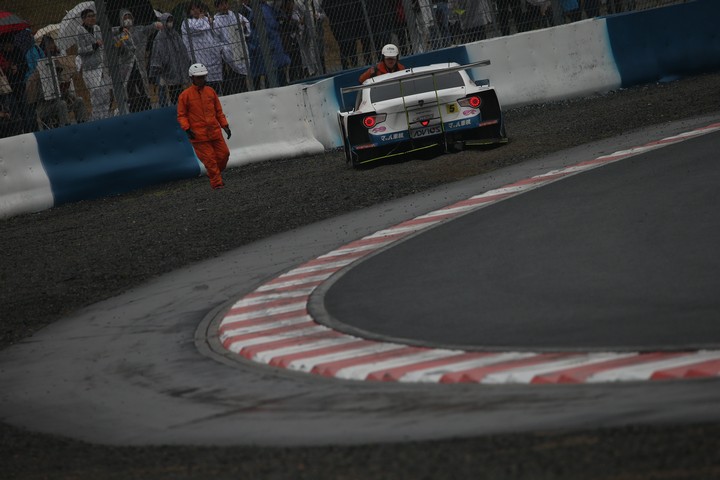 決勝レース: 巻き込まれてコースアウトした平木湧也（ADVICSマッハ車検MC86）