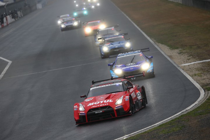 決勝レース: 開始早々に再びセーフティーカーランとなった