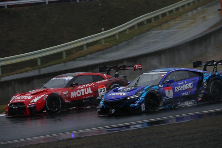 決勝レース: ロニー・クインタレッリに襲いかかる山本尚貴