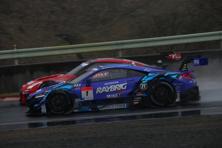 決勝レース: ロニー・クインタレッリをパスする山本尚貴