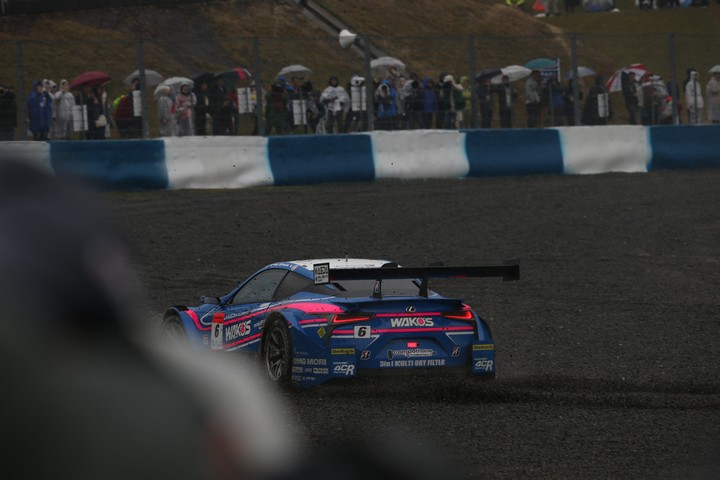 決勝レース: コースアウトした大嶋和也（WAKO'S 4CR LC500）