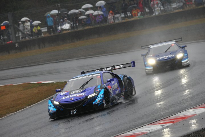 決勝レース: 山本尚貴（RAYBRIG NSX-GT） vs 塚越広大（KEIHIN NSX-GT）