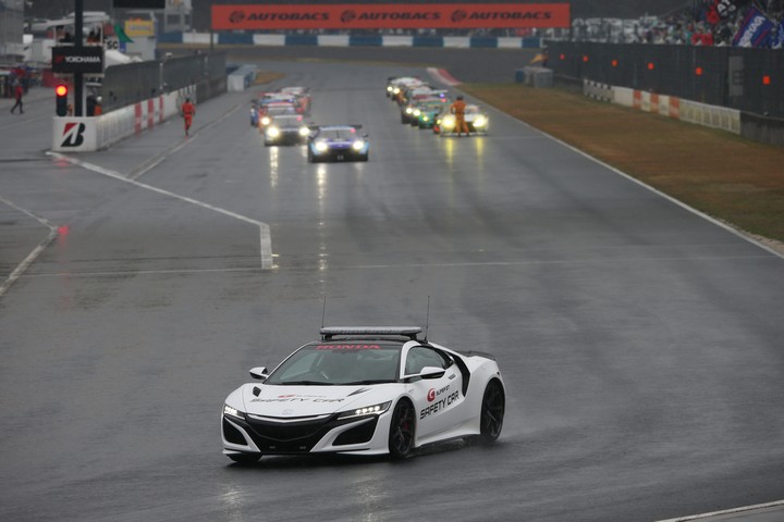 決勝レース: 赤旗が提示された後、再びセーフティーカーランでスタートが切られた