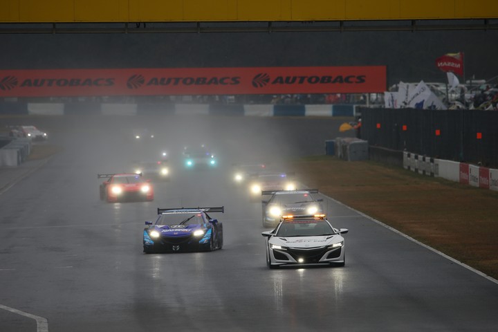 決勝レース: 隊列を引っ張るセーフティーカー