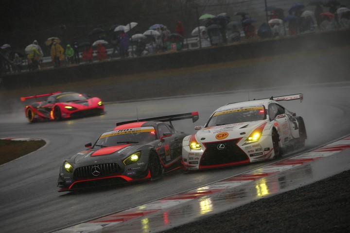 決勝レース: 和田久（R'Qs MOTOR SPORTS） vs ナタポン・ホートンカム（arto RC F GT3）