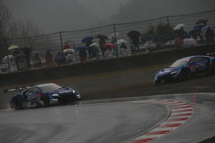 決勝レース: 塚越広大（KEIHIN NSX-GT）と山本尚貴（RAYBRIG NSX-GT）のトップ争いが1コーナーで接触