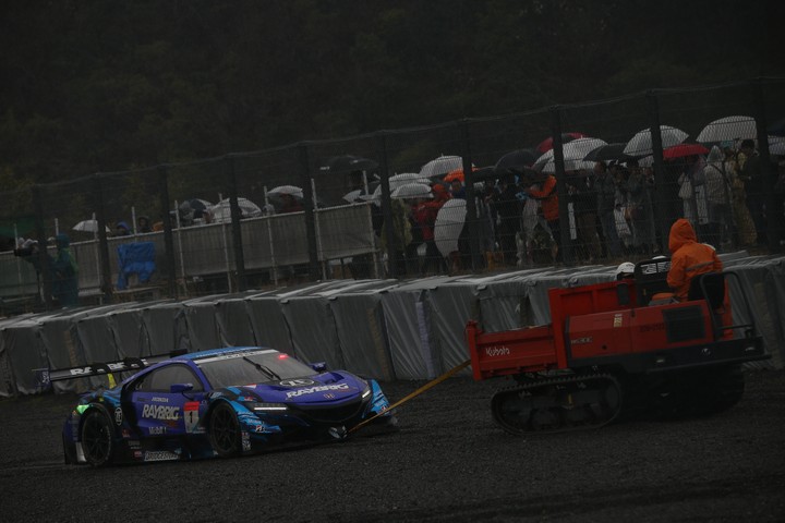 決勝レース: リタイヤした山本尚貴（RAYBRIG NSX-GT）