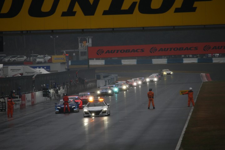 決勝レース: レースはまたまたセーフティーカーランとなった