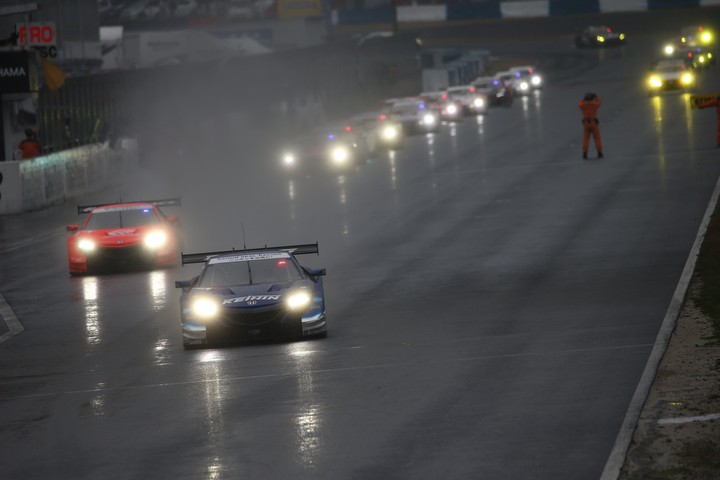 決勝レース: セーフティーカー先導でスタートしていく