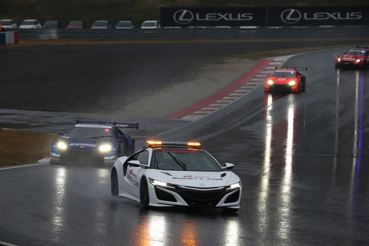 決勝レース: セーフティーカーランが続く