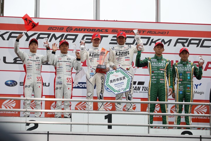 表彰式: GT300クラスのトップ3チーム