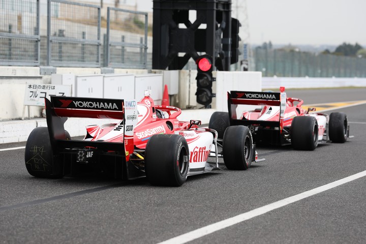 占有走行: ピットロード先頭に並ぶKONDO RACINGの2台