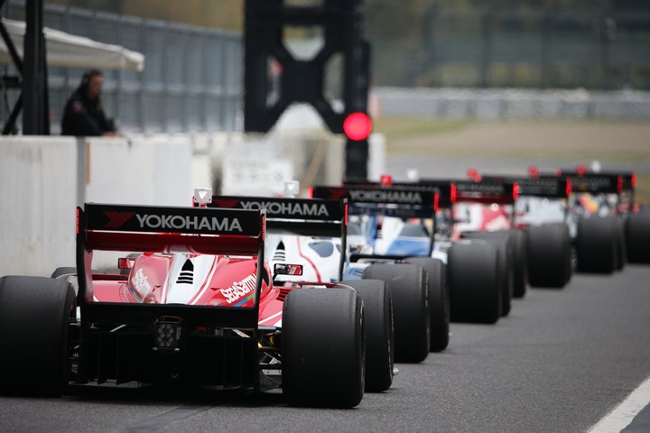 占有走行: ピット出口に並ぶSF19