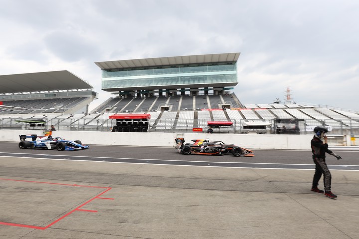 占有走行: ピットロードを走行するSF19