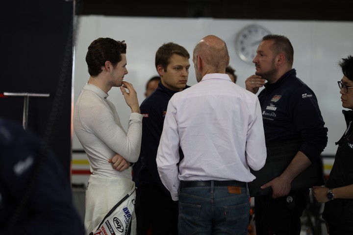 占有走行: 打ち合わせ？　B-Max Racing with motopark