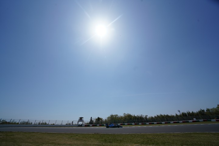 フリー走行1回目: 快晴の下疾走するSFマシン