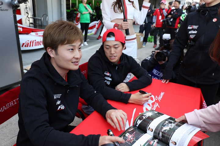 ピットウォーク: 山下健太と国本雄資（KONDO RACING）