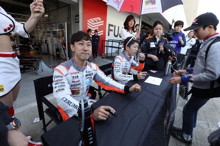 ピットウォーク: 石浦宏明と坪井翔（JMS P.MU/CERUMO･INGING）