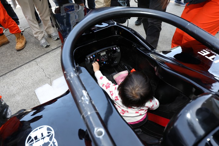 ピットウォーク: SF19のコックピットに収まる子ども