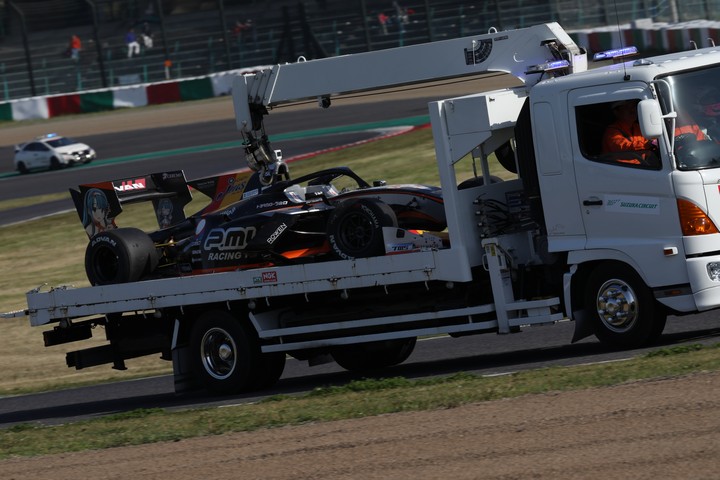 公式予選: クラッシュした坪井翔のJMS P.MU/CERUMO・INGING SF19